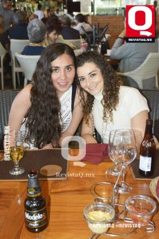 Zaira Torres con Kristy Román
