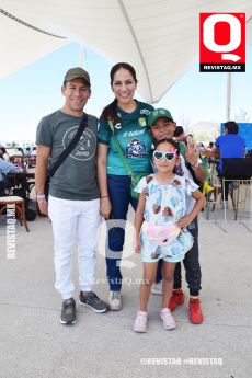 Familia de 10, Juan Carlos Montesinos, Libia García, con sus dos hijos Elisa y Mateo