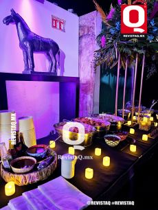 El salón CC ofrece un ambiente acogedor y elegante que impresionará a tus invitados.