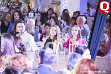 Mayra Loza y Victoria Loza apreciando el desfile de 'Las Novias del Año'