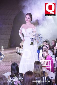 Un lindo vestido con escote al hombro lució Sandra Loza