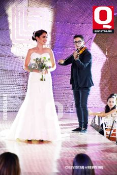 Una de las participantes, con un vestido adornado con pedrería y flores bordadas