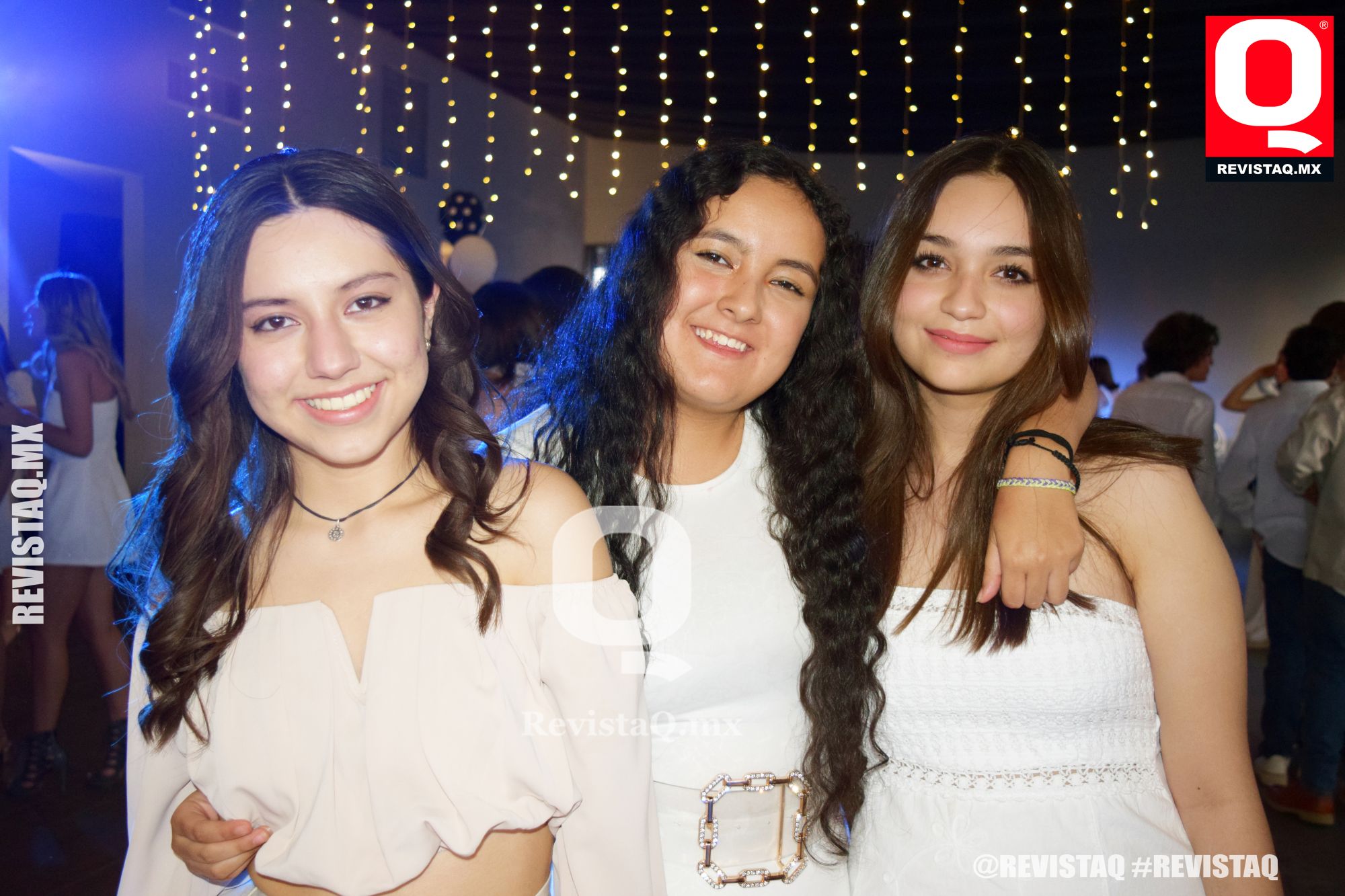 Q retro. - Estudiantes se divierten en grande en “Fiesta de blanco ...