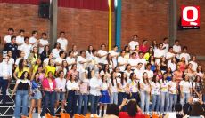 Los jóvenes le  cantarón a sus mamás