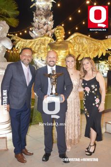 Mauricio Haro y Gabriel Alvarado con sus respectivas esposas