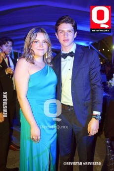 Paola González y César González