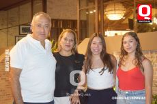 Enrique López,  Erika Mier,  Adriana López y Mayela López