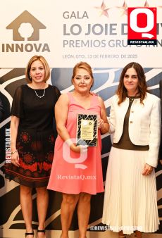 Gloria Moreno recibe su premio de  Grupo Innova