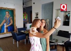 Natalia Rojas sacandose una selfie en  La Condesita
