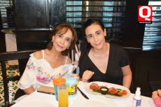Bertha Muñoz festejando su cumpleaños junto a Laura Márquez