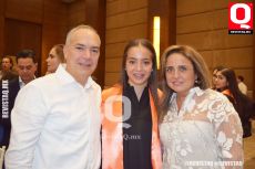 A   Daniel Huacuja y Lolita Navarro con su hija