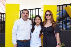 Avelardo Barrios, Brenda Barrios y Claudia Manzanares